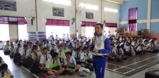 Astra Motor Bekali Safety Riding SAFETY RIDING. Tim safety riding Astra Motor mengedukasi siswa baru SMAS Santo Paulus Pontianak, Selasa (10/7). Astra Motor for RK