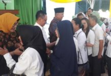 Midji: Pemimpin Harus Tegas SALAMAN. Edi Rusdi Kamtono beserta istri dan jajaran Pemkot Pontianak bersalam-salaman dengan seluruh jajaran ASN dalam halal bihalal di halaman kantor Wali Kota Pontianak-gusnadi