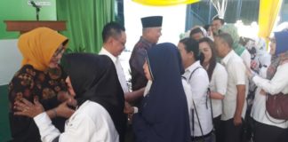 Midji: Pemimpin Harus Tegas SALAMAN. Edi Rusdi Kamtono beserta istri dan jajaran Pemkot Pontianak bersalam-salaman dengan seluruh jajaran ASN dalam halal bihalal di halaman kantor Wali Kota Pontianak-gusnadi