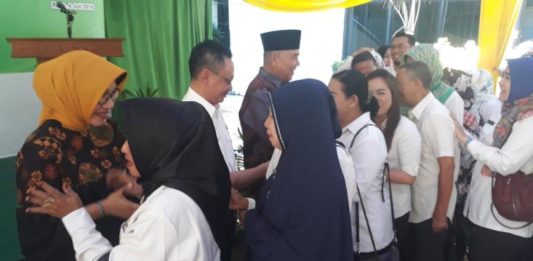 Midji: Pemimpin Harus Tegas SALAMAN. Edi Rusdi Kamtono beserta istri dan jajaran Pemkot Pontianak bersalam-salaman dengan seluruh jajaran ASN dalam halal bihalal di halaman kantor Wali Kota Pontianak-gusnadi