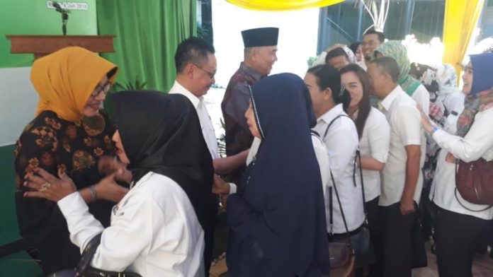 SALAMAN. Edi Rusdi Kamtono beserta istri dan jajaran Pemkot Pontianak bersalam-salaman dengan seluruh jajaran ASN dalam halal bihalal di halaman kantor Wali Kota Pontianak-gusnadi