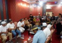 Sikapi Gejolak Pilkada Kalbar SAMPAIKAN PETISI. Sejumlah elemen masyarakat Kota Pontianak menyampaikan petisi menyikapi gejolak Pilkada Kalbar di kantor Gubernur Kalimantan Barat, Senin (2/7). Rizka Nanda-RK