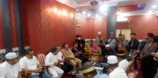 Sikapi Gejolak Pilkada Kalbar SAMPAIKAN PETISI. Sejumlah elemen masyarakat Kota Pontianak menyampaikan petisi menyikapi gejolak Pilkada Kalbar di kantor Gubernur Kalimantan Barat, Senin (2/7). Rizka Nanda-RK