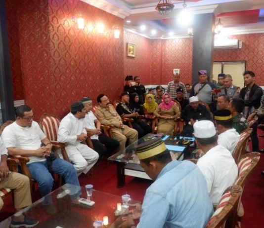 Sikapi Gejolak Pilkada Kalbar SAMPAIKAN PETISI. Sejumlah elemen masyarakat Kota Pontianak menyampaikan petisi menyikapi gejolak Pilkada Kalbar di kantor Gubernur Kalimantan Barat, Senin (2/7). Rizka Nanda-RK