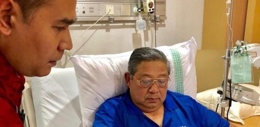 Politik Sejuk DIRAWAT DI RSPAD. Ketua Umum Partai Demokrat, Susilo Bambang Yudhoyono, meneken berkas calon legislatif ketika dirawat di RSPAD Jakarta. Instagram Ani Yudhoyono