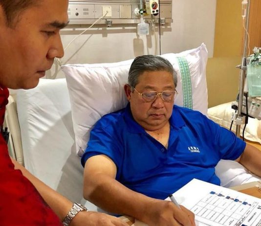 Politik Sejuk DIRAWAT DI RSPAD. Ketua Umum Partai Demokrat, Susilo Bambang Yudhoyono, meneken berkas calon legislatif ketika dirawat di RSPAD Jakarta. Instagram Ani Yudhoyono