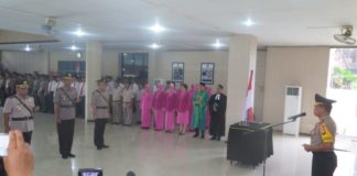 Akui Kesalahan, Sunario Minta Maaf SERTIJAB. Irjen Pol Didi Haryono pimpin upacara serah terima jabatan Kapolres Ketapang dan Singkawang di Mapolda Kalbar, Senin pagi (16/7)