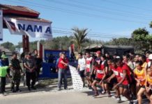 FestInvest Kelam, Gelar Lari Marathon 10 Km START. Peserta lari maraton 10 KM start dari halaman kantor Camat Kelam Permai, Sintang, Minggu (15/7). Benidiktus Krismono-RK