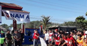 FestInvest Kelam, Gelar Lari Marathon 10 Km START. Peserta lari maraton 10 KM start dari halaman kantor Camat Kelam Permai, Sintang, Minggu (15/7). Benidiktus Krismono-RK