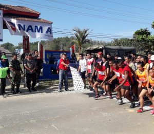 FestInvest Kelam, Gelar Lari Marathon 10 Km START. Peserta lari maraton 10 KM start dari halaman kantor Camat Kelam Permai, Sintang, Minggu (15/7). Benidiktus Krismono-RK
