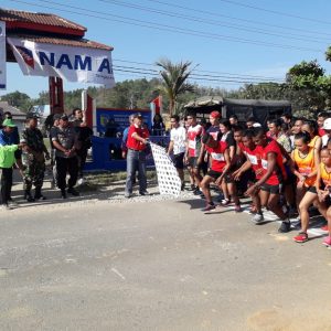 START. Peserta lari maraton 10 KM start dari halaman kantor Camat Kelam Permai, Sintang, Minggu (15/7). Benidiktus Krismono-RK