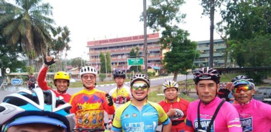 Tim Pesepeda Survei Track Sariaman-Landjak SURVEI. Tim Disporapar Kapuas Hulu melakukan survei track bersepeda Sariaman-Landjak, Sabtu (21/7). Dokumentasi DKP Kapuas Hulu.