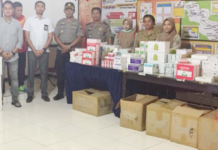 Polsek Entikong Gagalkan Penyelundupan Obat-obatan dan Susu Ilegal BARANG BUKTI. Petugas menunjukkan barang bukti di Mapolsek Entikong--Polisi for RK