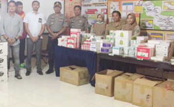 Polsek Entikong Gagalkan Penyelundupan Obat-obatan dan Susu Ilegal BARANG BUKTI. Petugas menunjukkan barang bukti di Mapolsek Entikong--Polisi for RK