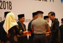 Presiden Anugerahi Nasir Tanda Kehormatan Satyalancana Pembangunan TANDA KEHORMATAN. Bupati Kapuas Hulu AM Nasir menerima piagam penghargaan tanda kehormatan Satyalancana Pembangunan dari Presiden pada puncak acara peringatan Hari Koperasi Nasional ke 71 Tahun 2018 di Indonesia Convention Exhibition (ICE-BSD), Tanggerang, Banten, Kamis (12/7). Humas Pemkab for RK