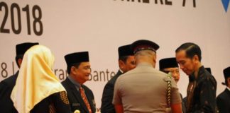 Presiden Anugerahi Nasir Tanda Kehormatan Satyalancana Pembangunan TANDA KEHORMATAN. Bupati Kapuas Hulu AM Nasir menerima piagam penghargaan tanda kehormatan Satyalancana Pembangunan dari Presiden pada puncak acara peringatan Hari Koperasi Nasional ke 71 Tahun 2018 di Indonesia Convention Exhibition (ICE-BSD), Tanggerang, Banten, Kamis (12/7). Humas Pemkab for RK