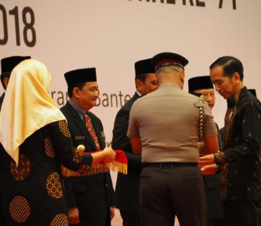 Presiden Anugerahi Nasir Tanda Kehormatan Satyalancana Pembangunan TANDA KEHORMATAN. Bupati Kapuas Hulu AM Nasir menerima piagam penghargaan tanda kehormatan Satyalancana Pembangunan dari Presiden pada puncak acara peringatan Hari Koperasi Nasional ke 71 Tahun 2018 di Indonesia Convention Exhibition (ICE-BSD), Tanggerang, Banten, Kamis (12/7). Humas Pemkab for RK