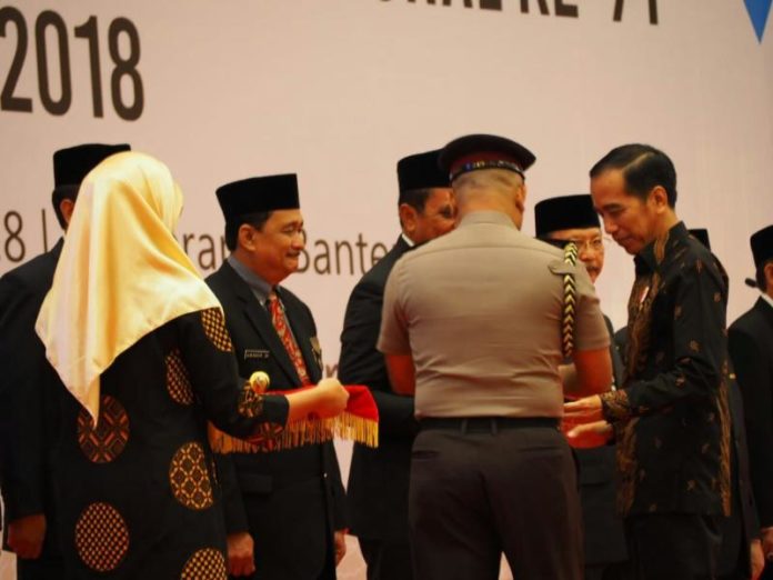 TANDA KEHORMATAN. Bupati Kapuas Hulu AM Nasir menerima piagam penghargaan tanda kehormatan Satyalancana Pembangunan dari Presiden pada puncak acara peringatan Hari Koperasi Nasional ke 71 Tahun 2018 di Indonesia Convention Exhibition (ICE-BSD), Tanggerang, Banten, Kamis (12/7). Humas Pemkab for RK