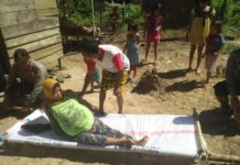 Dinik Ditandu Sejauh 9 KM TANDU. Personel Polsek, petugas Puskesmas dan warga Meranti bahu membahu menggotong Dinik dengan tandu seadaanya, Sabtu (7/7). Polsek Meranti for RK