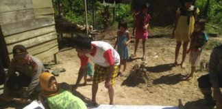 Dinik Ditandu Sejauh 9 KM TANDU. Personel Polsek, petugas Puskesmas dan warga Meranti bahu membahu menggotong Dinik dengan tandu seadaanya, Sabtu (7/7). Polsek Meranti for RK