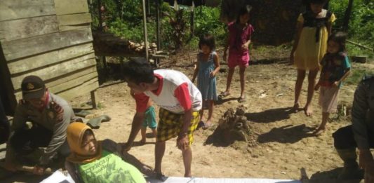 Dinik Ditandu Sejauh 9 KM TANDU. Personel Polsek, petugas Puskesmas dan warga Meranti bahu membahu menggotong Dinik dengan tandu seadaanya, Sabtu (7/7). Polsek Meranti for RK