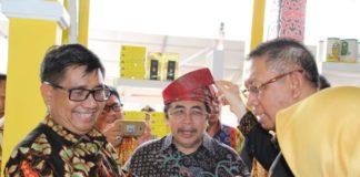 Pembukaan Pameran Pesparawi Nasional TANJAK. Pj Gubernur Kalbar Dodi Riyadmadji menggunakan tanjak yang diberikan langsung oleh Wali Kota Pontianak Sutarmidji di stand Kota Pontianak di pembukaan Pameran Pesparawi Nasional ke XII Tahun 2018 di Rumah Radakng, Pontianak, Sabtu (28/7). Humas Pemkot for RK.