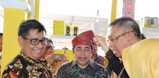 Pembukaan Pameran Pesparawi Nasional TANJAK. Pj Gubernur Kalbar Dodi Riyadmadji menggunakan tanjak yang diberikan langsung oleh Wali Kota Pontianak Sutarmidji di stand Kota Pontianak di pembukaan Pameran Pesparawi Nasional ke XII Tahun 2018 di Rumah Radakng, Pontianak, Sabtu (28/7). Humas Pemkot for RK.