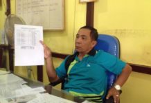 23 RT Minta Lurah Sungai Beliung Diganti TANPA TULISAN TANGAN. Akhmad TH menujukan kertas hasil rekapan yang sebenarnya tanpa ada campuran tulisan tangan, Jumat (20/7). Maulidi Murni-RK