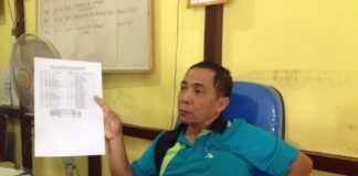 23 RT Minta Lurah Sungai Beliung Diganti TANPA TULISAN TANGAN. Akhmad TH menujukan kertas hasil rekapan yang sebenarnya tanpa ada campuran tulisan tangan, Jumat (20/7). Maulidi Murni-RK