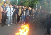 Mahasiswa Bakar Gambar Jokowi TOLAK KENAIKAN BBM. Mahasiswa melakukan aksi protes menolak kebijakan kenaikan BBM jenis Petramax di Digulis Untan, Rabu sore (4/7). Andi Ridwansyah-RK