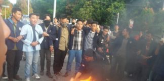 Mahasiswa Bakar Gambar Jokowi TOLAK KENAIKAN BBM. Mahasiswa melakukan aksi protes menolak kebijakan kenaikan BBM jenis Petramax di Digulis Untan, Rabu sore (4/7). Andi Ridwansyah-RK