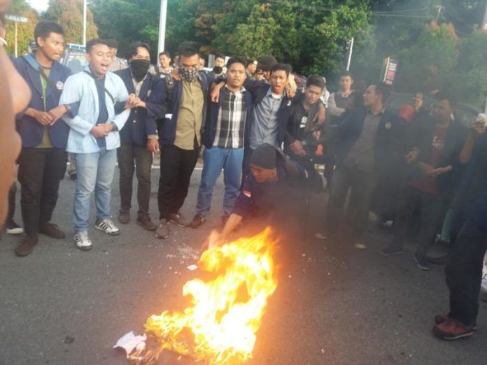 TOLAK KENAIKAN BBM. Mahasiswa melakukan aksi protes menolak kebijakan kenaikan BBM jenis Petramax di Digulis Untan, Rabu sore (4/7). Andi Ridwansyah-RK