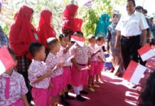 TK Pembina dan SMA Muhammadiyah Sambas Wakili Kalbar SEKOLAH SEHAT. Tim Penilai Lomba Sekolah Sehat Tingkat Nasional, Prof Dr I Wayan Ardana beserta rombongan disambut hangat oleh anak-anak TK Pembina Sambas, Kamis (19/7) di Jalan Gusti Hamzah Kecamatan Sambas.