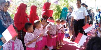 TK Pembina dan SMA Muhammadiyah Sambas Wakili Kalbar SEKOLAH SEHAT. Tim Penilai Lomba Sekolah Sehat Tingkat Nasional, Prof Dr I Wayan Ardana beserta rombongan disambut hangat oleh anak-anak TK Pembina Sambas, Kamis (19/7) di Jalan Gusti Hamzah Kecamatan Sambas.