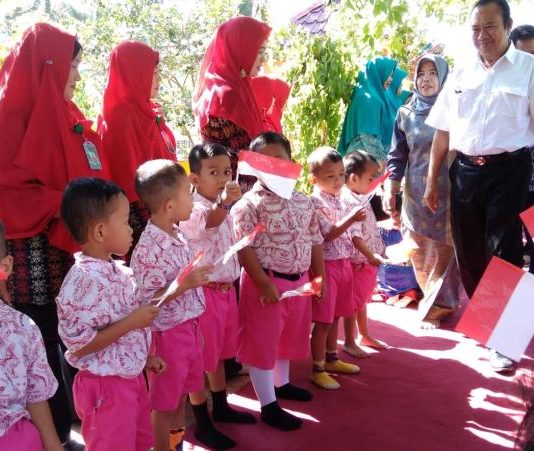 TK Pembina dan SMA Muhammadiyah Sambas Wakili Kalbar SEKOLAH SEHAT. Tim Penilai Lomba Sekolah Sehat Tingkat Nasional, Prof Dr I Wayan Ardana beserta rombongan disambut hangat oleh anak-anak TK Pembina Sambas, Kamis (19/7) di Jalan Gusti Hamzah Kecamatan Sambas.