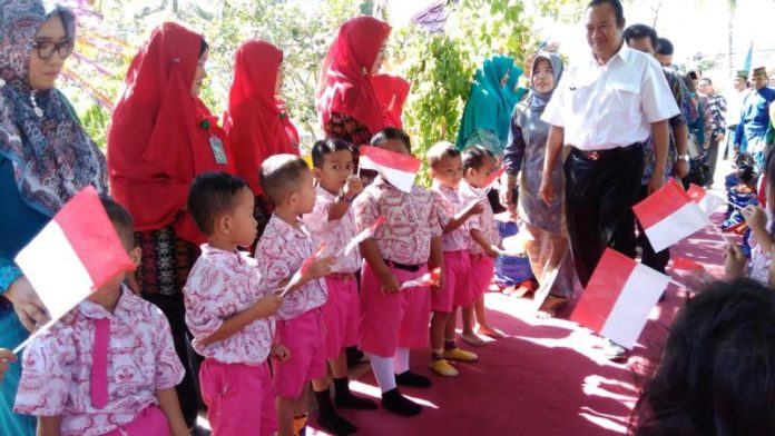 SEKOLAH SEHAT. Tim Penilai Lomba Sekolah Sehat Tingkat Nasional, Prof Dr I Wayan Ardana beserta rombongan disambut hangat oleh anak-anak TK Pembina Sambas, Kamis (19/7) di Jalan Gusti Hamzah Kecamatan Sambas.