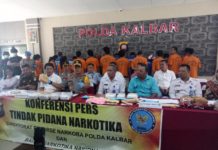 Kalbar Belum Bebas Narkoba UNGKAP NARKOBA. Irjen Pol Didi Haryono memberikan keterangan pers pengungkapan kasus kejahatan narkotika di Kalbar dalam tiga bulan terakhir di Mapolda Kalbar, Selasa (10/7). Sejumlah barang bukti narkotika dan para tersangka dihadirkan. Ambrosius Junius-RK