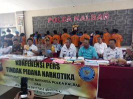 Kalbar Belum Bebas Narkoba UNGKAP NARKOBA. Irjen Pol Didi Haryono memberikan keterangan pers pengungkapan kasus kejahatan narkotika di Kalbar dalam tiga bulan terakhir di Mapolda Kalbar, Selasa (10/7). Sejumlah barang bukti narkotika dan para tersangka dihadirkan. Ambrosius Junius-RK