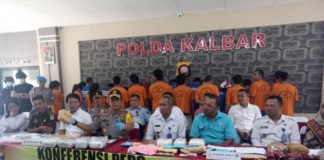 Kalbar Belum Bebas Narkoba UNGKAP NARKOBA. Irjen Pol Didi Haryono memberikan keterangan pers pengungkapan kasus kejahatan narkotika di Kalbar dalam tiga bulan terakhir di Mapolda Kalbar, Selasa (10/7). Sejumlah barang bukti narkotika dan para tersangka dihadirkan. Ambrosius Junius-RK