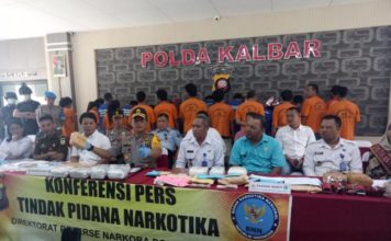 Kalbar Belum Bebas Narkoba UNGKAP NARKOBA. Irjen Pol Didi Haryono memberikan keterangan pers pengungkapan kasus kejahatan narkotika di Kalbar dalam tiga bulan terakhir di Mapolda Kalbar, Selasa (10/7). Sejumlah barang bukti narkotika dan para tersangka dihadirkan. Ambrosius Junius-RK