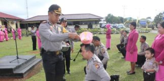12 Anggota Polres Kapuas Hulu Naik Pangkat NAIK PANGKAT. Kapolres Kapuas Hulu AKBP Imam Riyadi melakukan prosesi penyiraman air kembang kepada personel yang mendapat kenaikan pangkat di Halaman Mapolres Kapuas Hulu, Sabtu (30/6)—Andreas/RK