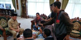 Bangun Kalbar, Norsan Janji Tak Pilih Kasih WAGUB TERPILIH. Ria Norsan saat dijumpai awak media di ruang kerja Bupati Mempawah, Senin (9/7). Ari Sandy-RK