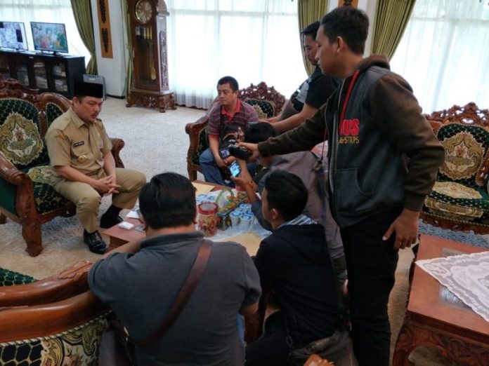 WAGUB TERPILIH. Ria Norsan saat dijumpai awak media di ruang kerja Bupati Mempawah, Senin (9/7). Ari Sandy-RK