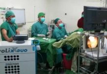 Laser Batu Ginjal Lamongan RIRS. Dokter Asro Abdah mengerjakan RIRS di kamar operasi RSM Lamongan. Alat seperti mesin fotokopi bertuliskan RevolixDuo merupakan sumber holmium dan thulium. Asro Abdah for Dahlan Iskan