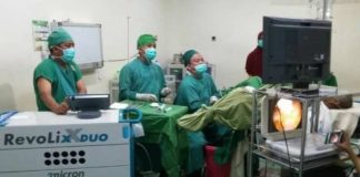 Laser Batu Ginjal Lamongan RIRS. Dokter Asro Abdah mengerjakan RIRS di kamar operasi RSM Lamongan. Alat seperti mesin fotokopi bertuliskan RevolixDuo merupakan sumber holmium dan thulium. Asro Abdah for Dahlan Iskan