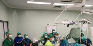 Serba Ada di Samarinda OPERASI BATU GINJAL. Tim dokter RS WAHAB Syahranie Samarinda melakukan operasi batu ginjal terhadap istri saya, di ruang operasi RS WAHAB Syahranie Samarinda, Jumat (6/7).