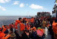 KMP Dharma Fery II Kandas, Ratusan Penumpang Terlantar EVAKUASI. Penumpang tengah evakuasi para korban dari KMP Dharma Fery II yang kandas di Muara Sungai Pawan, Ketapang, Sabtu (7/7)--Humas SAR Pontianak for RK