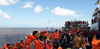 KMP Dharma Fery II Kandas, Ratusan Penumpang Terlantar EVAKUASI. Penumpang tengah evakuasi para korban dari KMP Dharma Fery II yang kandas di Muara Sungai Pawan, Ketapang, Sabtu (7/7)--Humas SAR Pontianak for RK