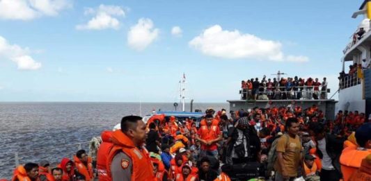 KMP Dharma Fery II Kandas, Ratusan Penumpang Terlantar EVAKUASI. Penumpang tengah evakuasi para korban dari KMP Dharma Fery II yang kandas di Muara Sungai Pawan, Ketapang, Sabtu (7/7)--Humas SAR Pontianak for RK