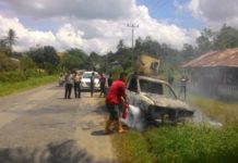 Diduga Korsleting, Mobil Angkutan Terbakar TERBAKAR. Mobil pikap yang terbakar di Desa Salatiga, Minggu (8/7) siang--Polsek Mandor for Rakyat Kalbar